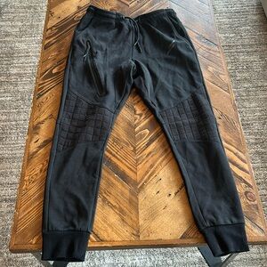 DOYOUEVEN Men’s sweats. Size medium.